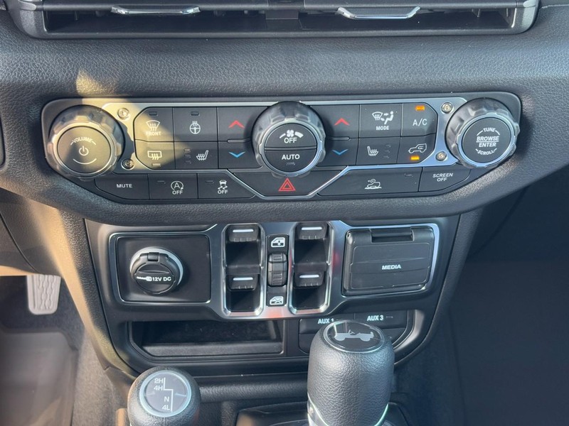 Jeep Wrangler Vehicle Full-screen Gallery Image 17