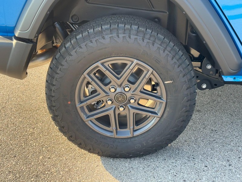 Jeep Wrangler Vehicle Full-screen Gallery Image 04