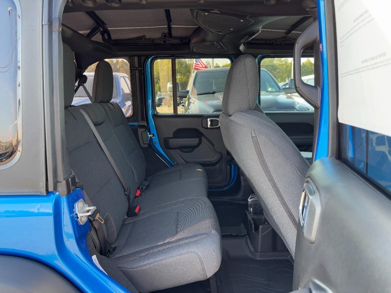 Jeep Wrangler Vehicle Full-screen Gallery Image 05