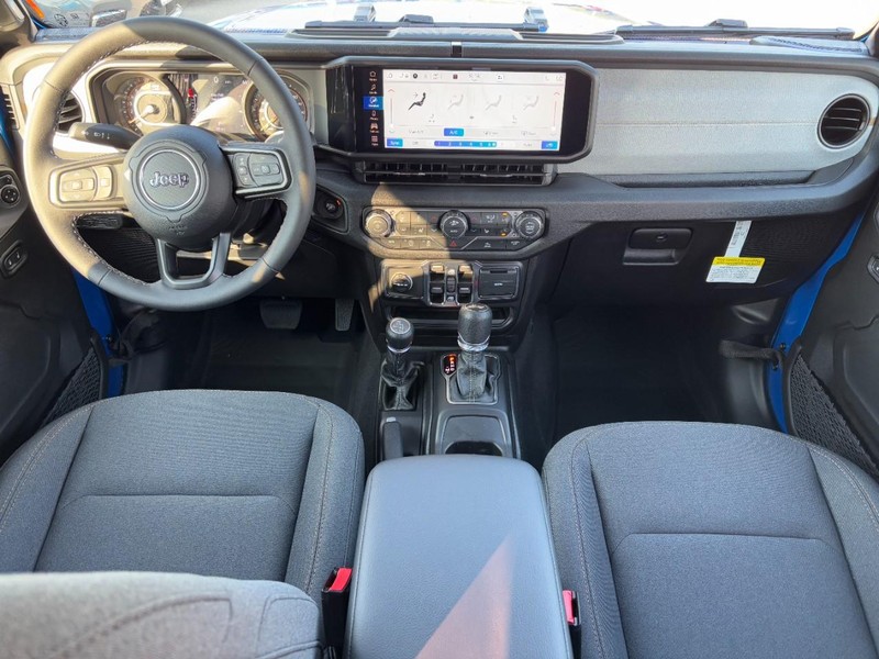 Jeep Wrangler Vehicle Full-screen Gallery Image 06