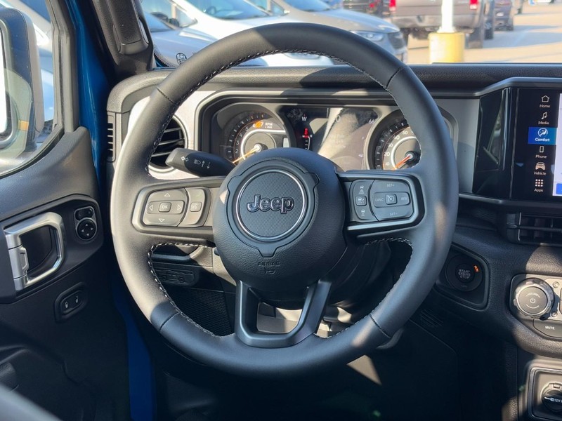 Jeep Wrangler Vehicle Full-screen Gallery Image 07