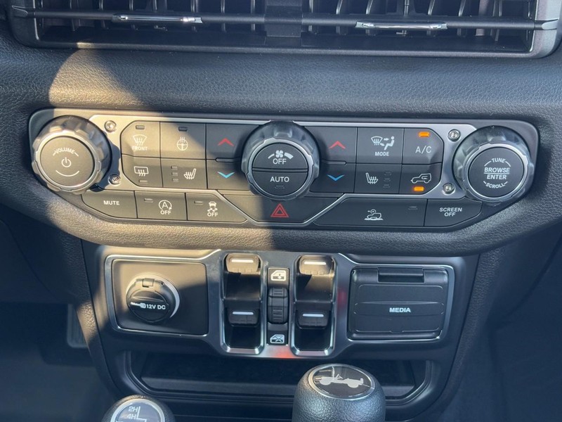 Jeep Wrangler Vehicle Full-screen Gallery Image 09