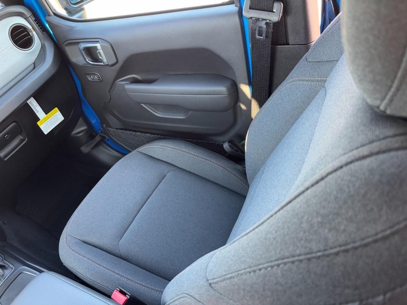 Jeep Wrangler Vehicle Full-screen Gallery Image 10