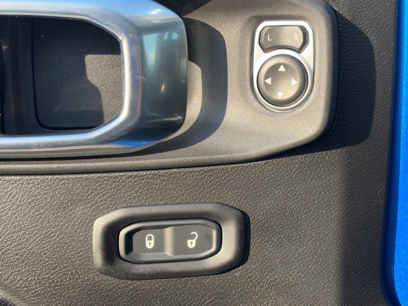 Jeep Wrangler Vehicle Full-screen Gallery Image 18