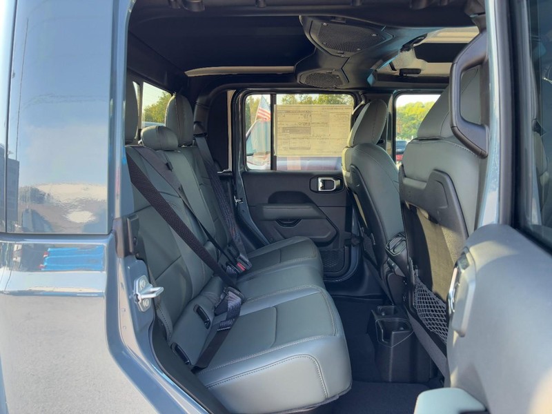 Jeep Gladiator Vehicle Full-screen Gallery Image 05