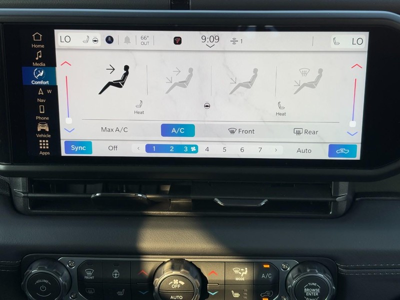 Jeep Gladiator Vehicle Full-screen Gallery Image 08