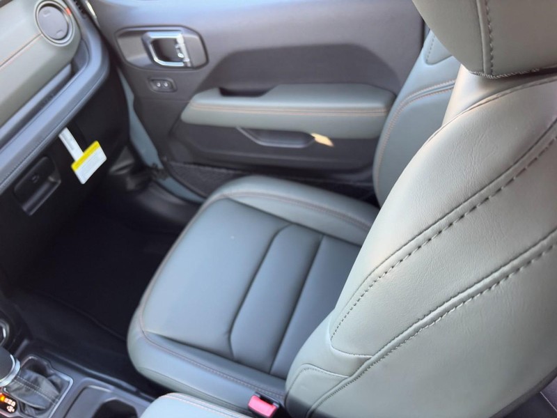 Jeep Gladiator Vehicle Full-screen Gallery Image 10