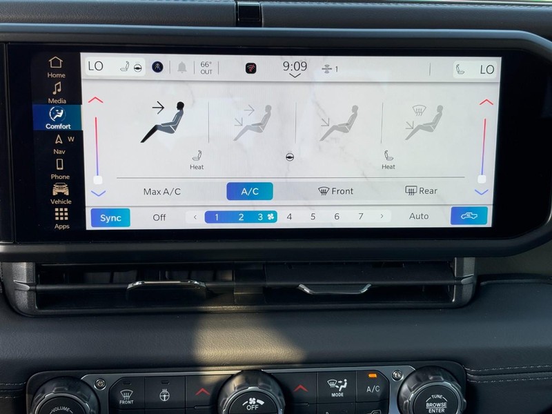 Jeep Gladiator Vehicle Full-screen Gallery Image 15