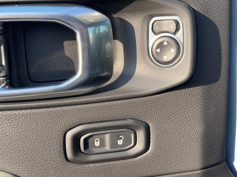 Jeep Gladiator Vehicle Full-screen Gallery Image 18