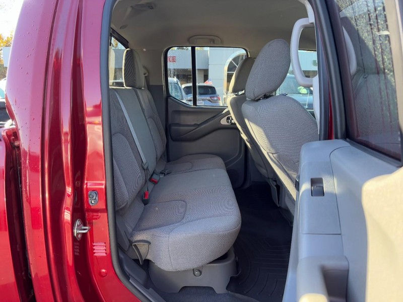 Nissan Frontier Vehicle Full-screen Gallery Image 09