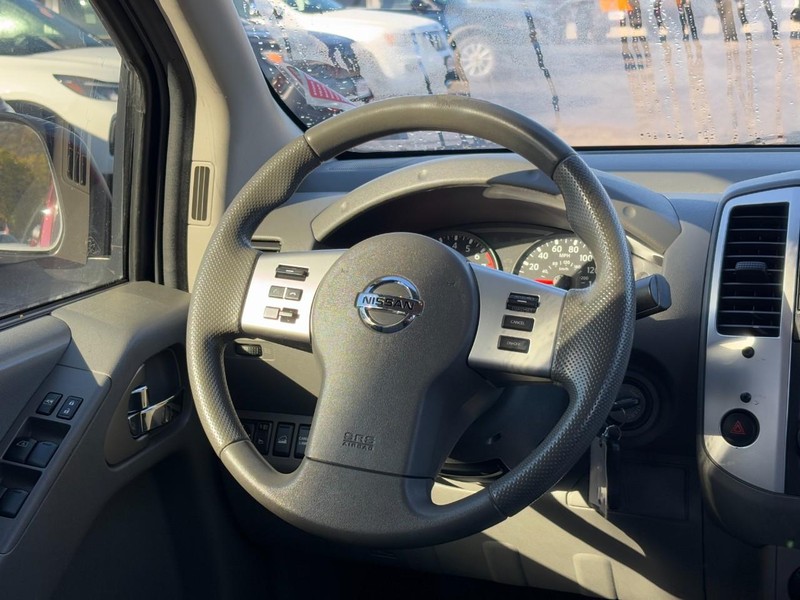 Nissan Frontier Vehicle Full-screen Gallery Image 11