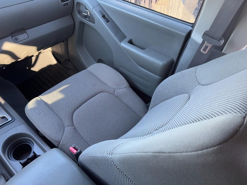 Nissan Frontier Vehicle Full-screen Gallery Image 14