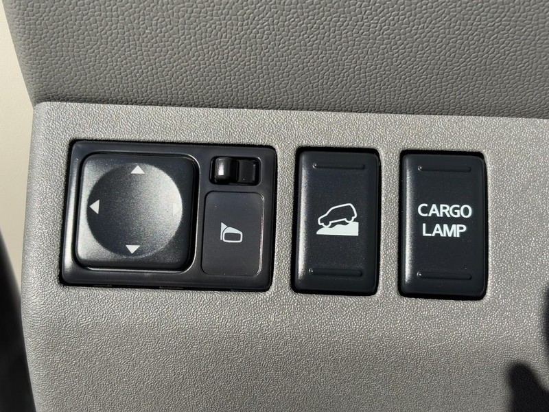 Nissan Frontier Vehicle Full-screen Gallery Image 15