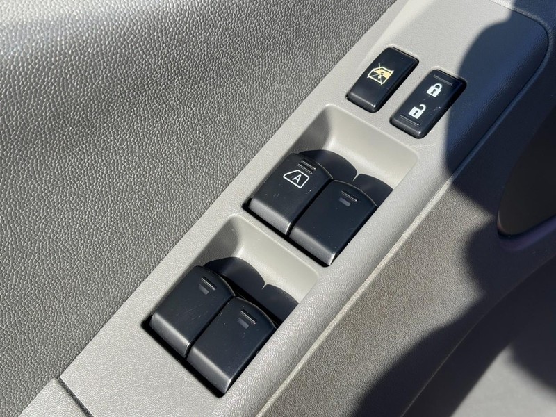 Nissan Frontier Vehicle Full-screen Gallery Image 22