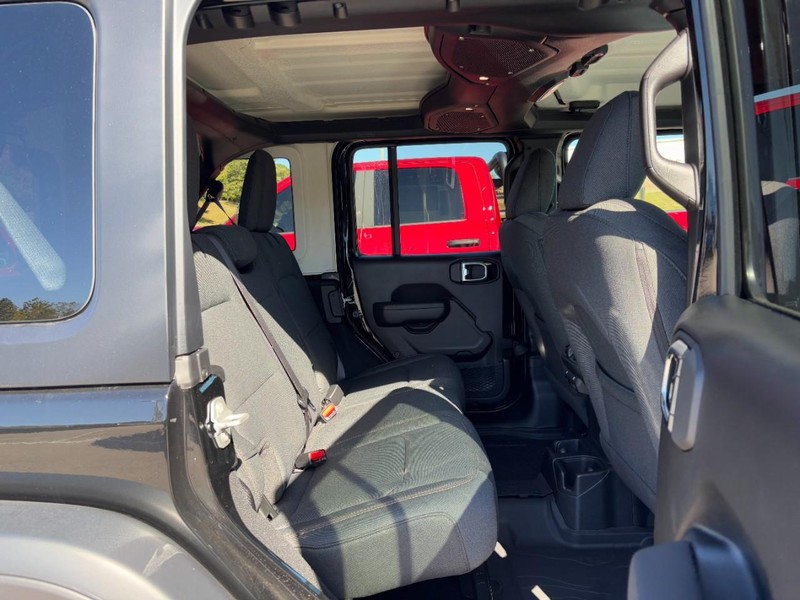 Jeep Wrangler Vehicle Full-screen Gallery Image 05