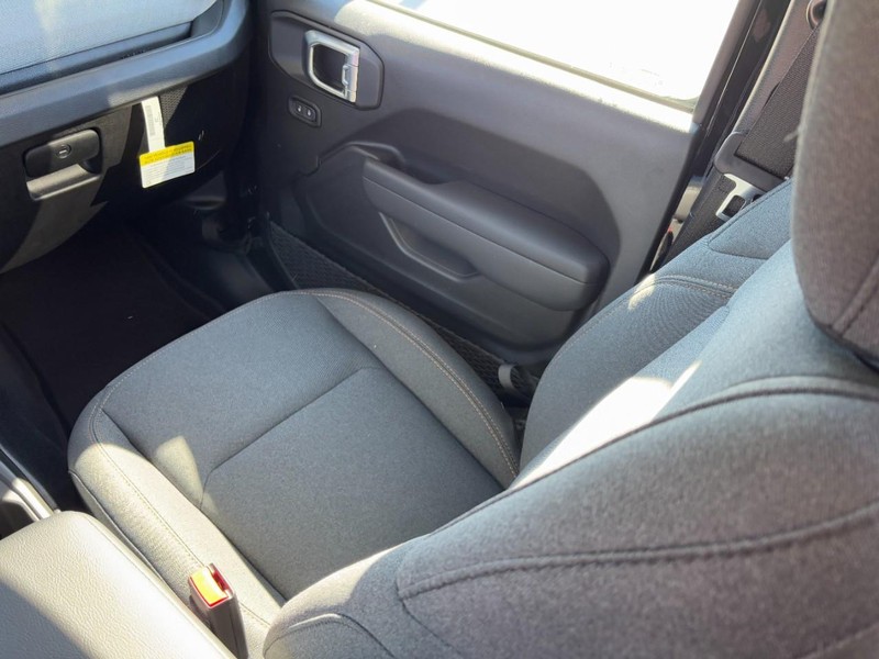 Jeep Wrangler Vehicle Full-screen Gallery Image 10