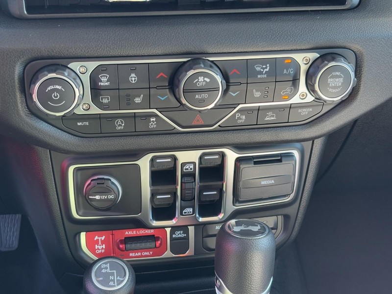 Jeep Wrangler Vehicle Full-screen Gallery Image 17