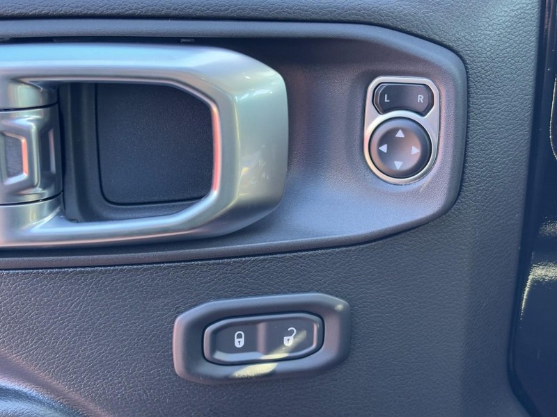 Jeep Wrangler Vehicle Full-screen Gallery Image 18