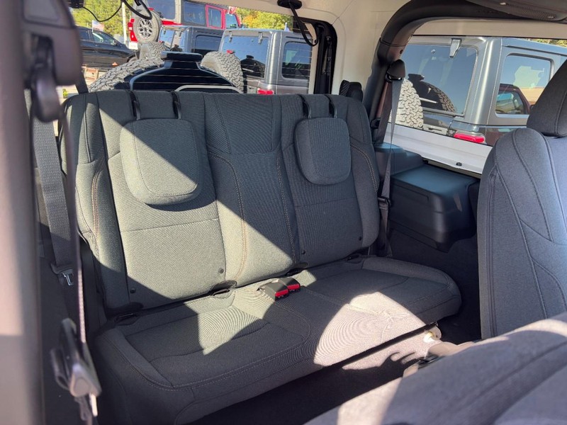 Jeep Wrangler Vehicle Full-screen Gallery Image 05