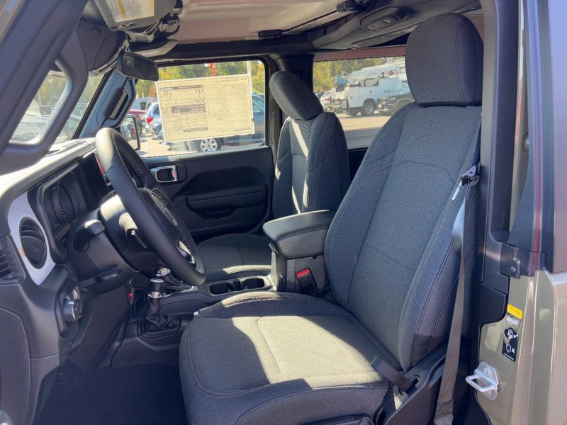 Jeep Wrangler Vehicle Full-screen Gallery Image 06