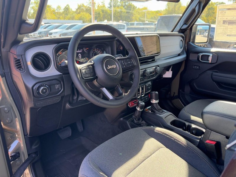 Jeep Wrangler Vehicle Full-screen Gallery Image 07