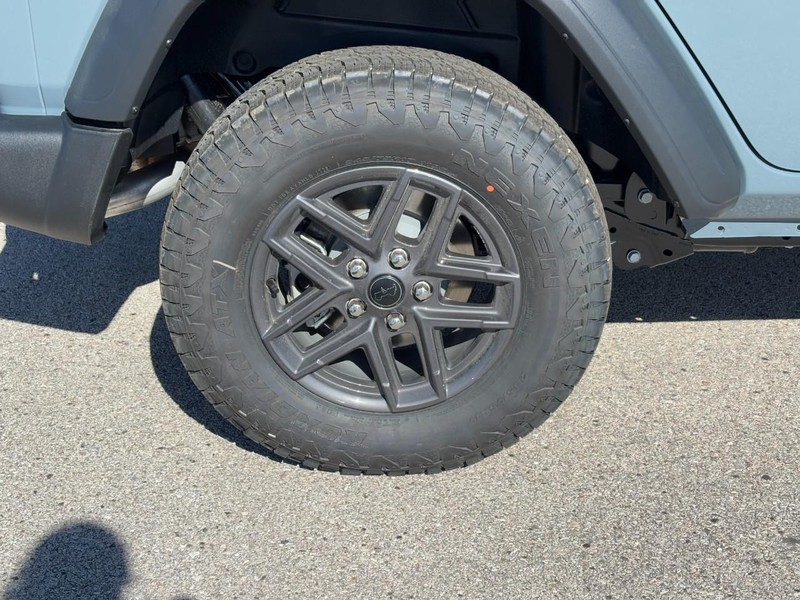 Jeep Wrangler Vehicle Full-screen Gallery Image 04