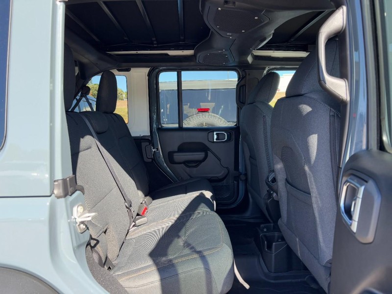 Jeep Wrangler Vehicle Full-screen Gallery Image 05