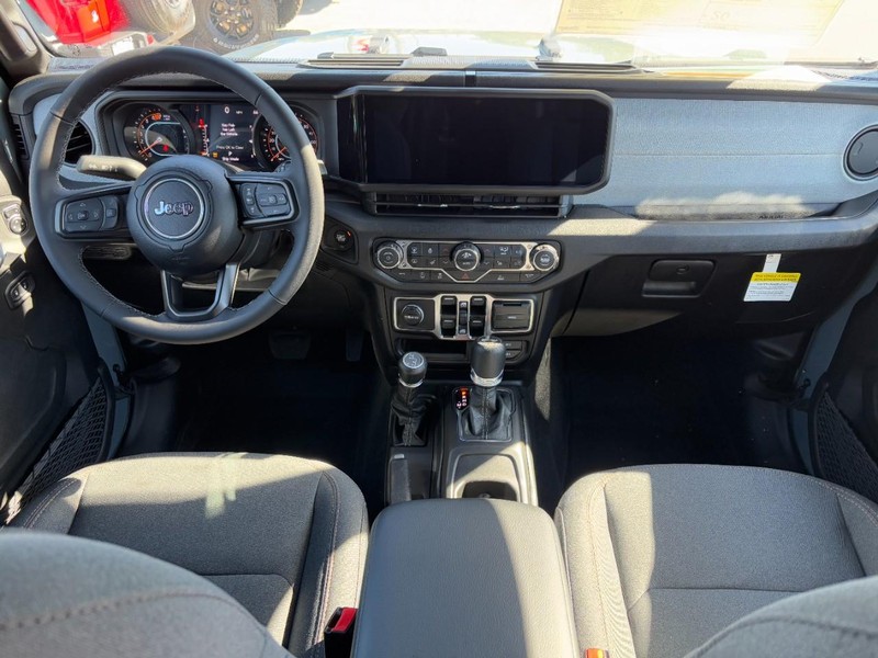 Jeep Wrangler Vehicle Full-screen Gallery Image 06