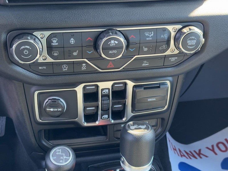 Jeep Wrangler Vehicle Full-screen Gallery Image 16