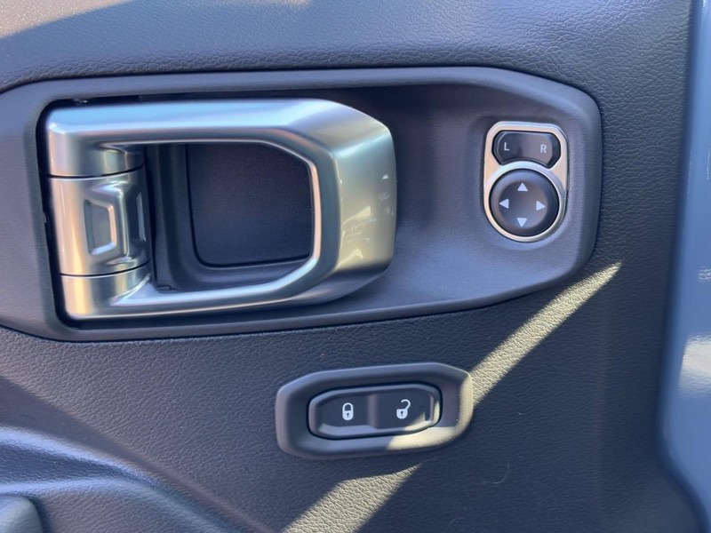 Jeep Wrangler Vehicle Full-screen Gallery Image 17