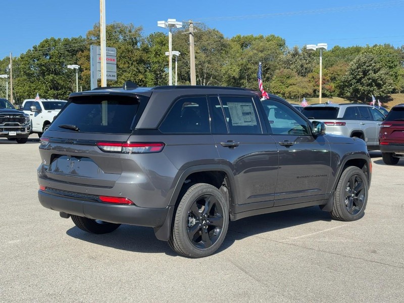 Jeep Grand Cherokee Vehicle Full-screen Gallery Image 03