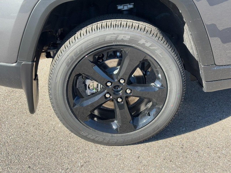 Jeep Grand Cherokee Vehicle Full-screen Gallery Image 04