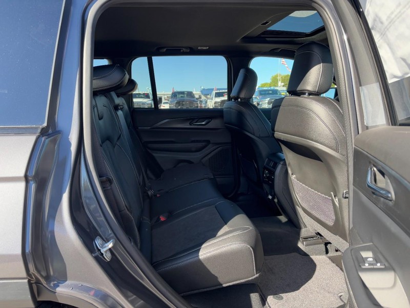 Jeep Grand Cherokee Vehicle Full-screen Gallery Image 05