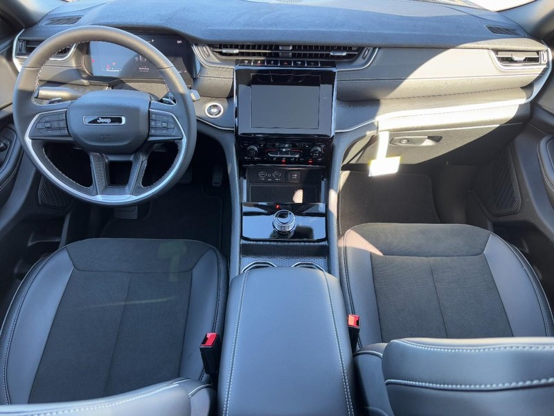 Jeep Grand Cherokee Vehicle Full-screen Gallery Image 06