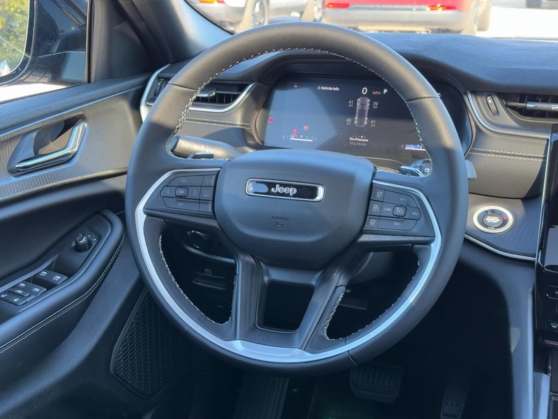 Jeep Grand Cherokee Vehicle Full-screen Gallery Image 07