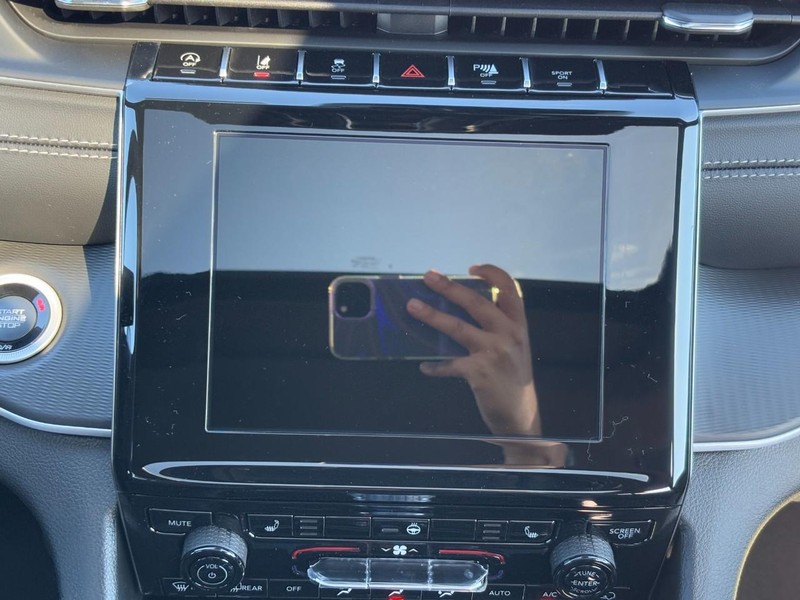 Jeep Grand Cherokee Vehicle Full-screen Gallery Image 08