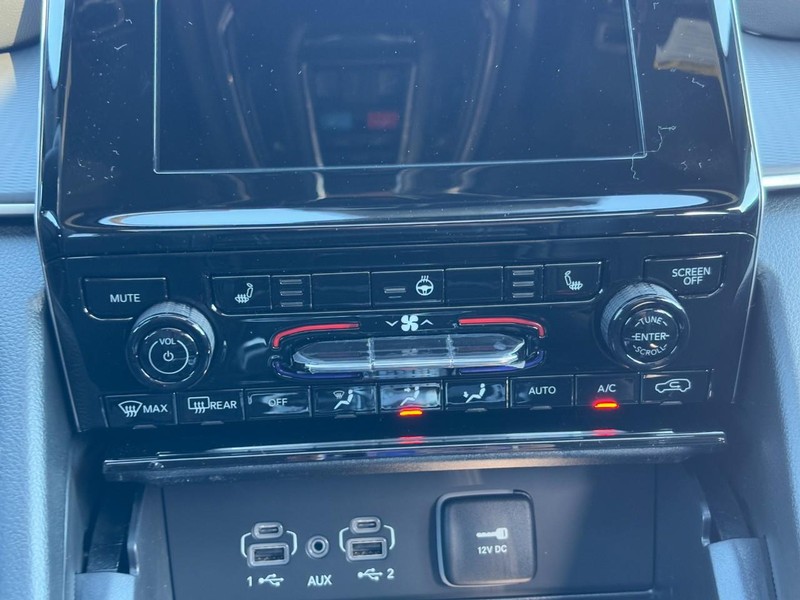 Jeep Grand Cherokee Vehicle Full-screen Gallery Image 09