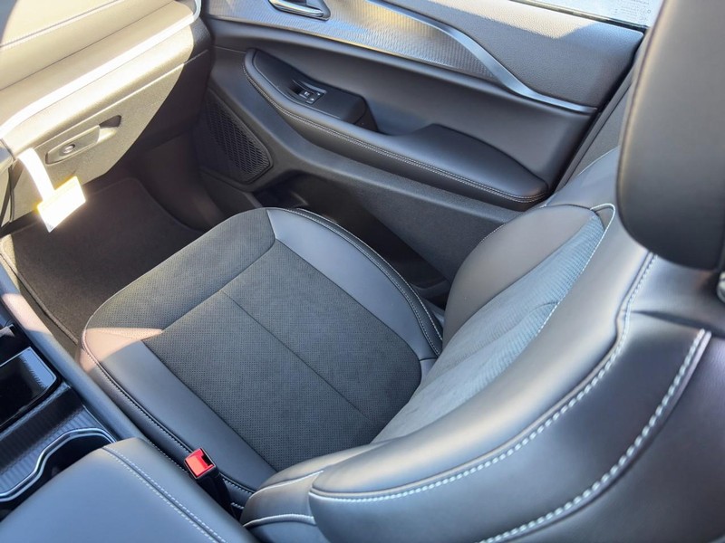 Jeep Grand Cherokee Vehicle Full-screen Gallery Image 10