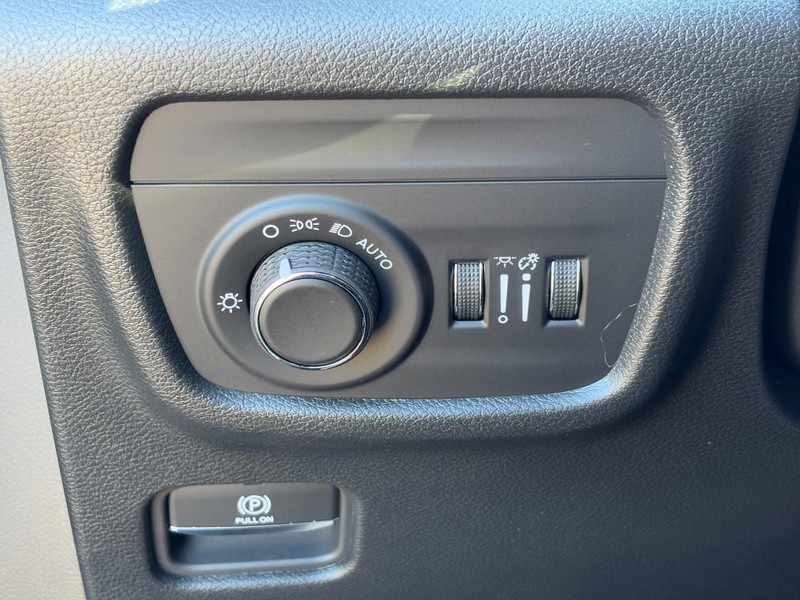 Jeep Grand Cherokee Vehicle Full-screen Gallery Image 11