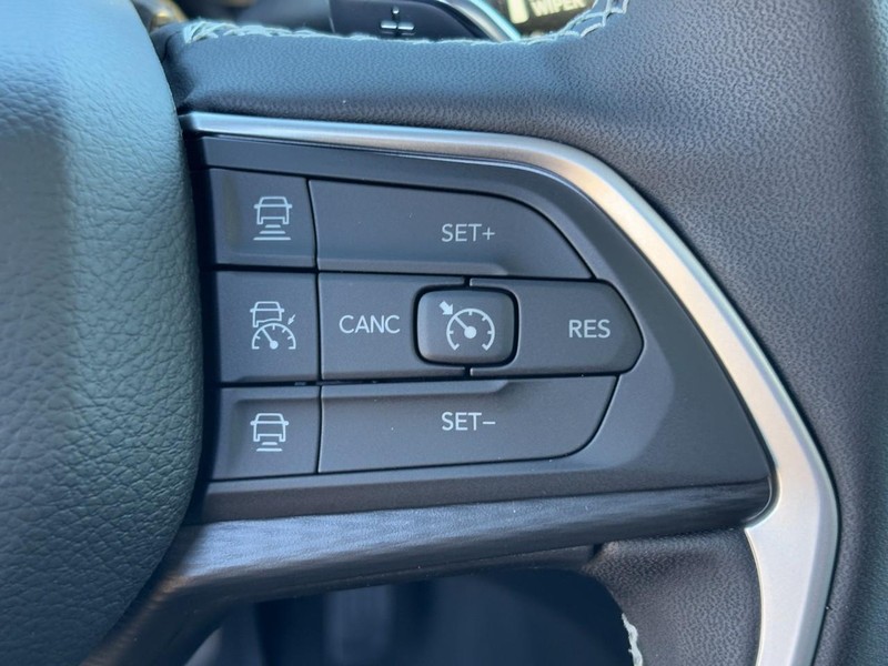 Jeep Grand Cherokee Vehicle Full-screen Gallery Image 13