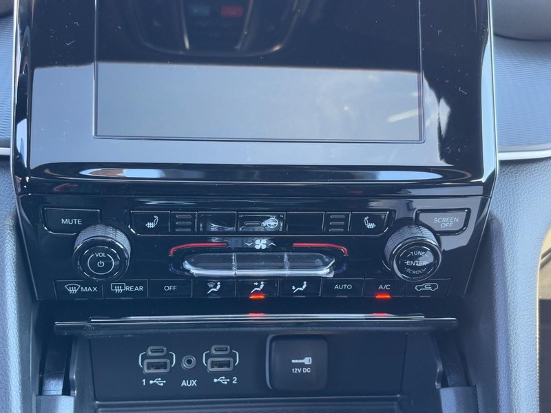 Jeep Grand Cherokee Vehicle Full-screen Gallery Image 16