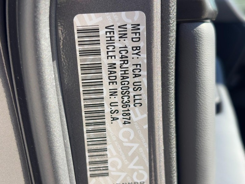 Jeep Grand Cherokee Vehicle Full-screen Gallery Image 20