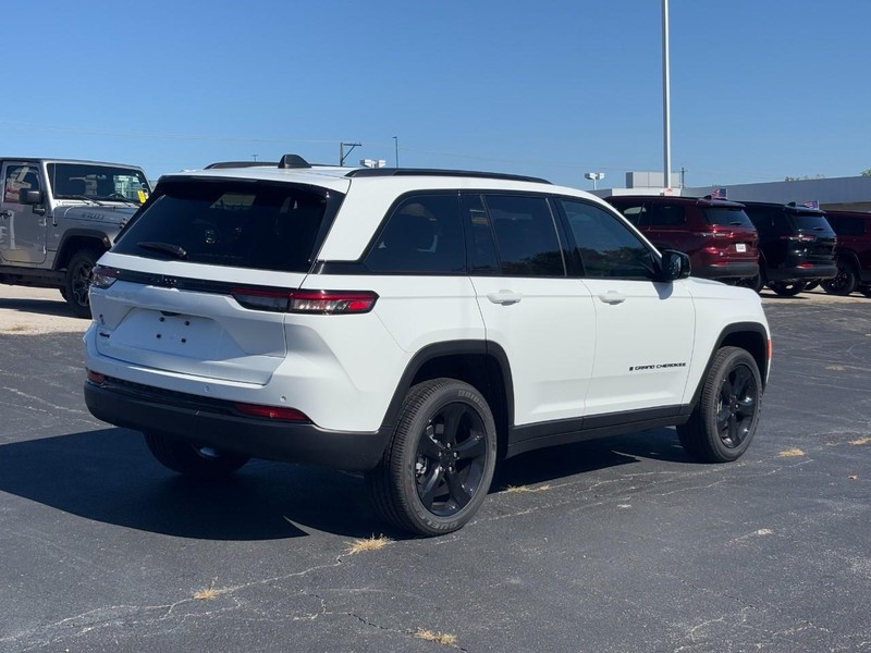 Jeep Grand Cherokee Vehicle Full-screen Gallery Image 03