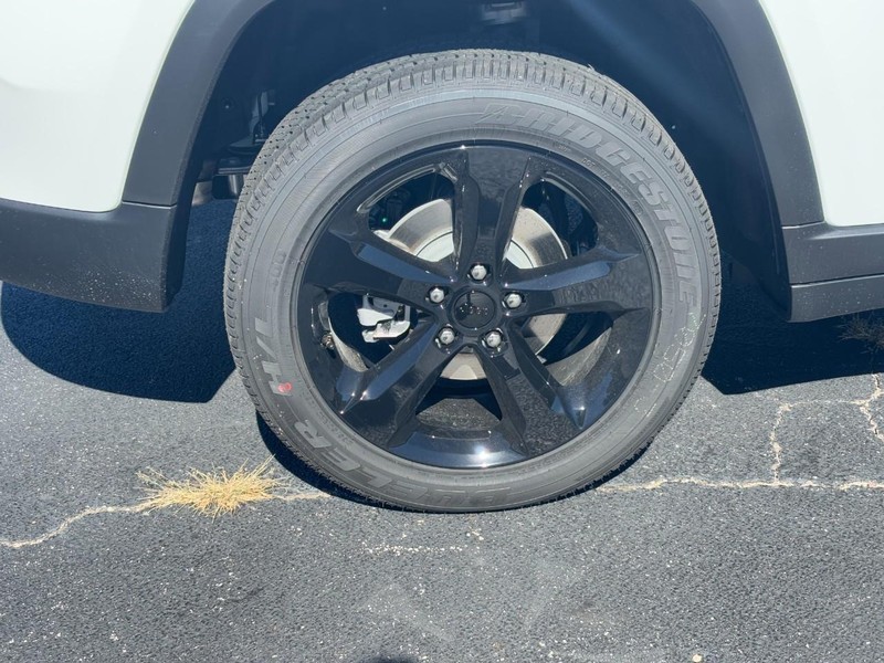 Jeep Grand Cherokee Vehicle Full-screen Gallery Image 04