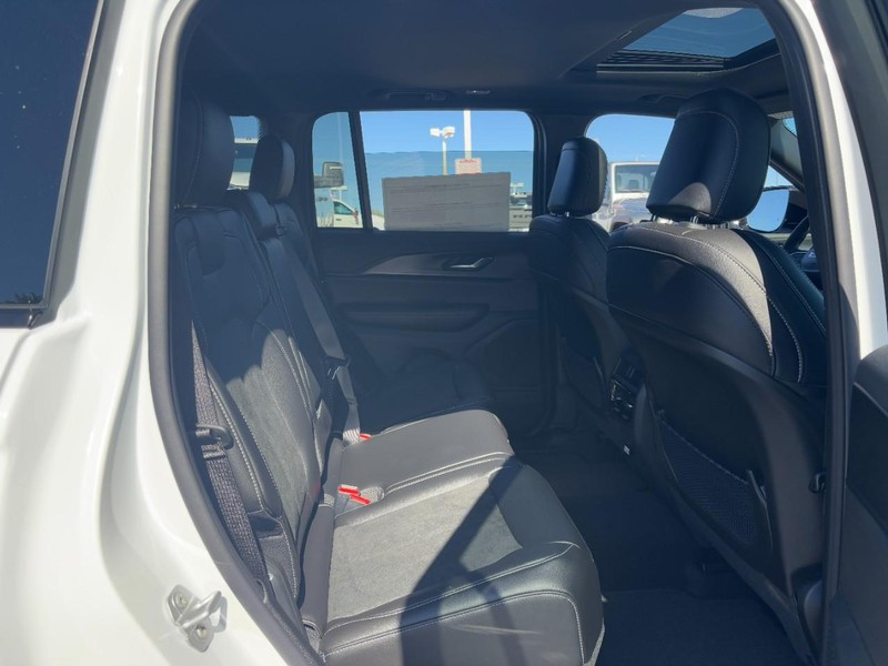 Jeep Grand Cherokee Vehicle Full-screen Gallery Image 05