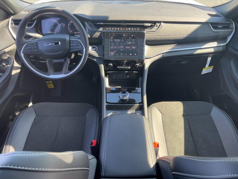 Jeep Grand Cherokee Vehicle Full-screen Gallery Image 06