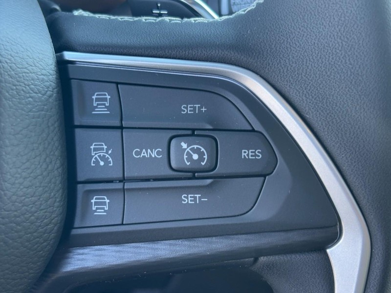 Jeep Grand Cherokee Vehicle Full-screen Gallery Image 12