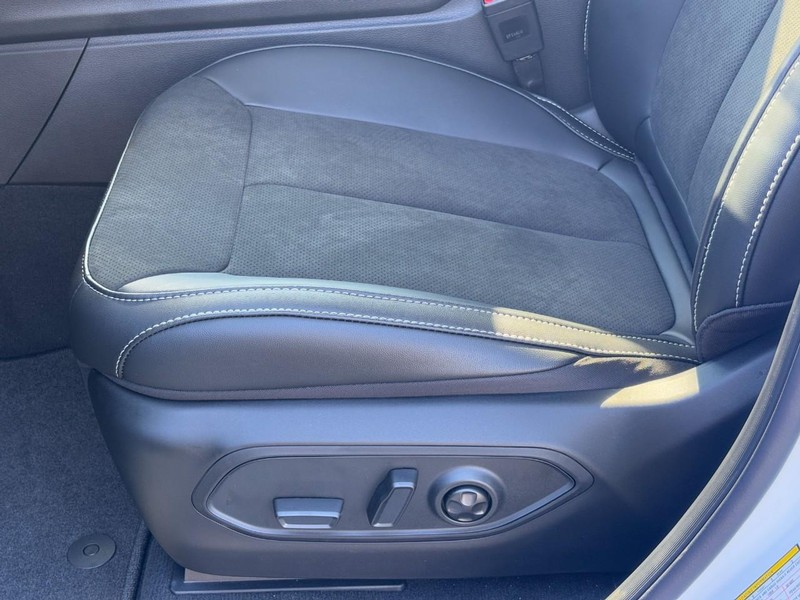 Jeep Grand Cherokee Vehicle Full-screen Gallery Image 18