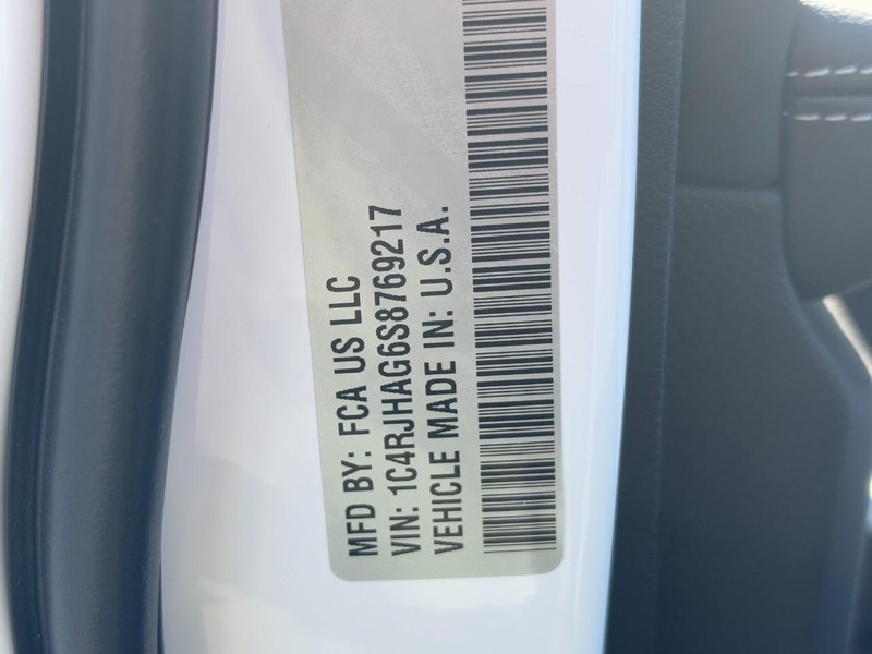 Jeep Grand Cherokee Vehicle Full-screen Gallery Image 20