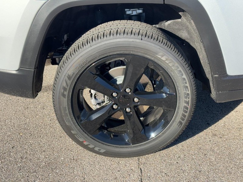 Jeep Grand Cherokee Vehicle Full-screen Gallery Image 04